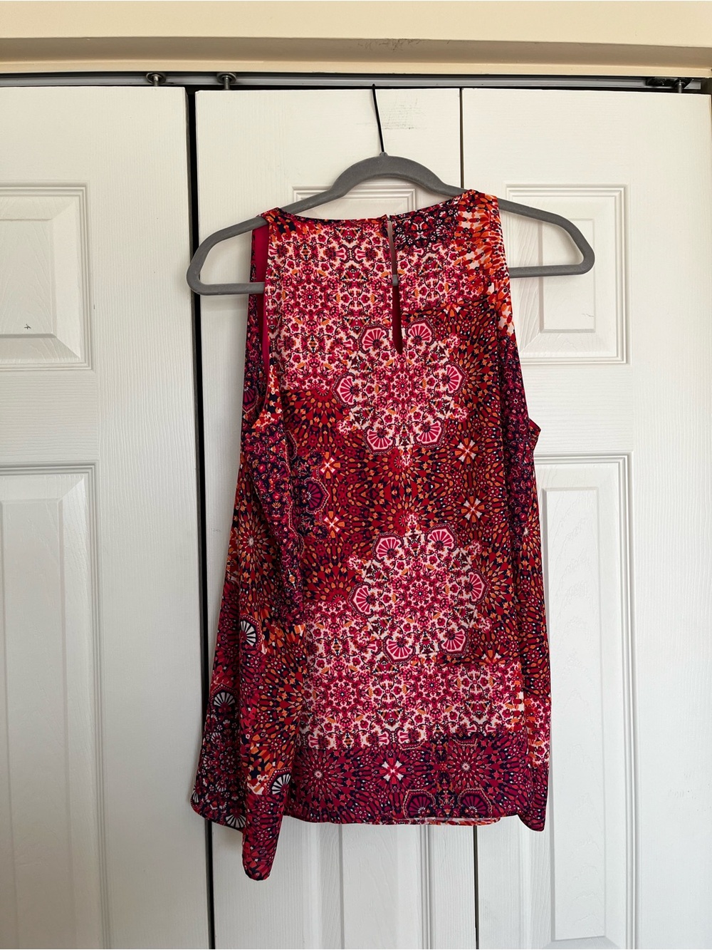 Women's Red Patterned Sleeveless Top - Picture 3 of 4